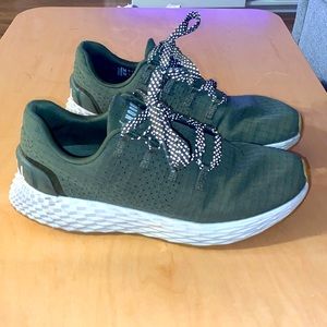 VEUC women’s Nobull rip stop runners, size 7 green
